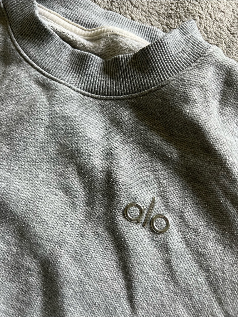 Alo Yoga Women’s Heather Grey Accolade Crewneck Sweatshirt XS - Picture 4 of 6